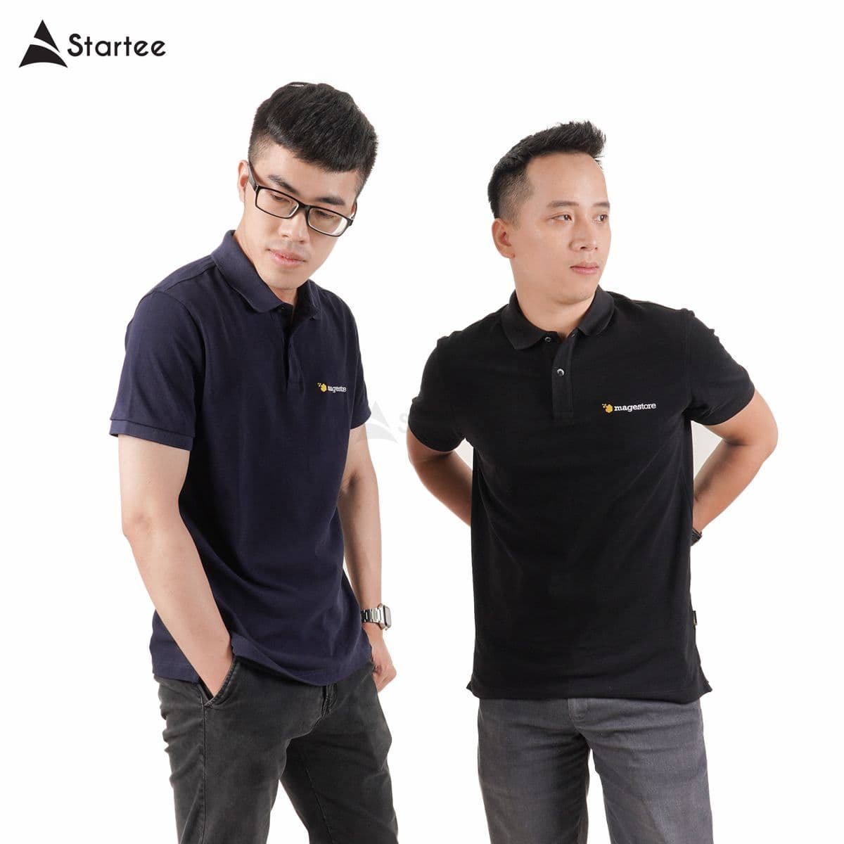 Hai nhân viên mặc áo polo đồng phục công ty màu navy và đen