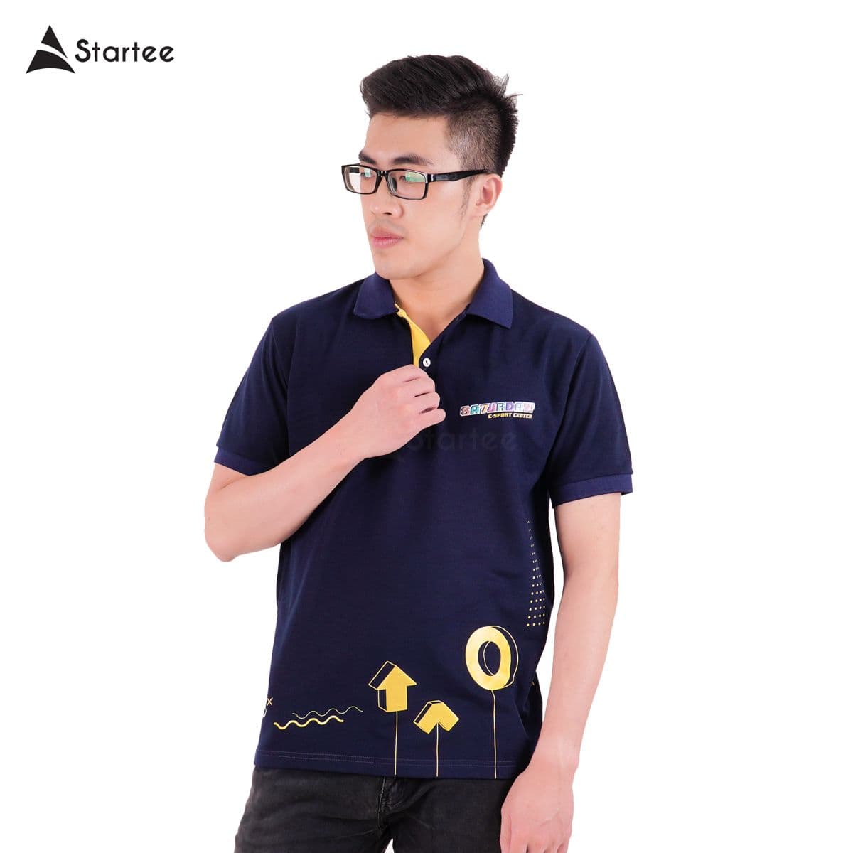 Áo polo đồng phục navy in hoạ tiết ở vạt áo