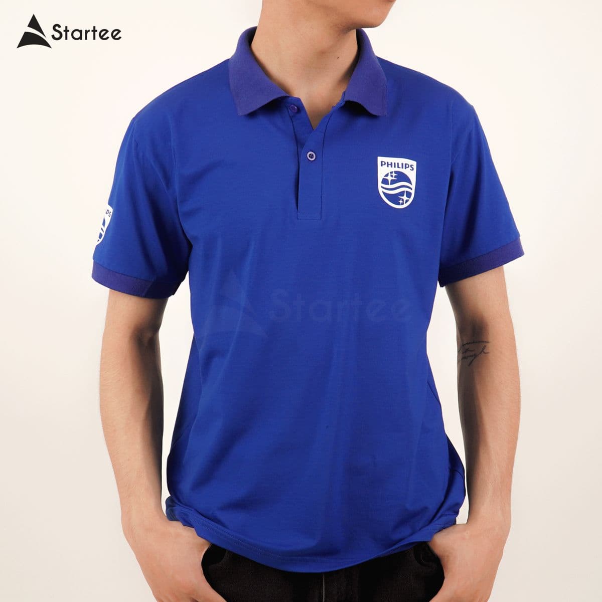 Nhân viên mặc áo polo đồng phục xanh dương in logo