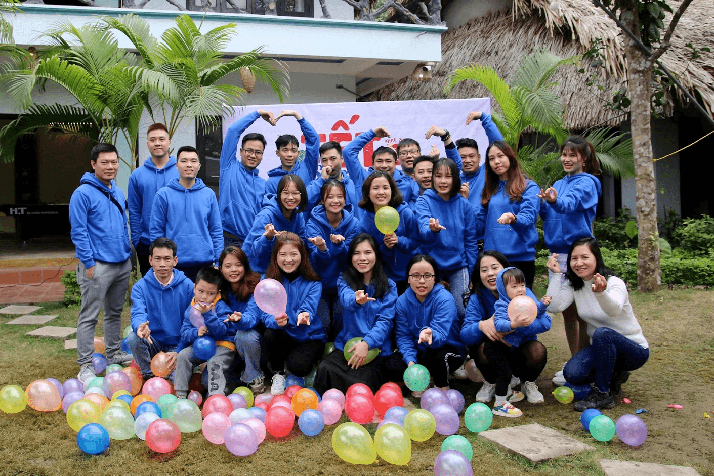 Đồng phục DecBee do Startee sản xuất