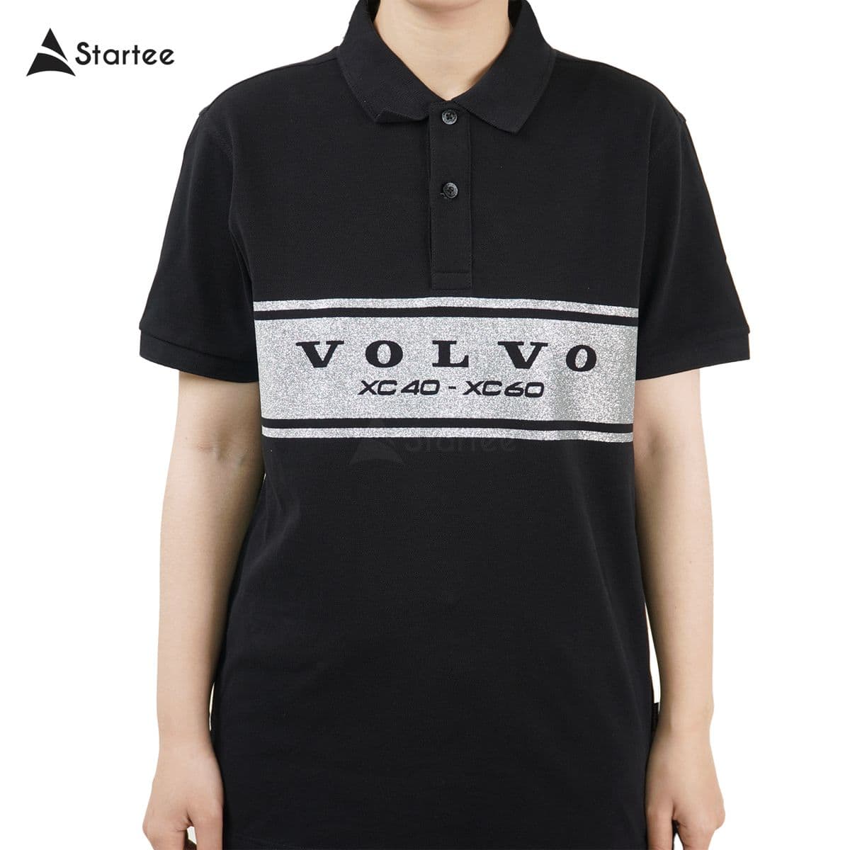 Áo polo đen có dải in bạc ngang ngực
