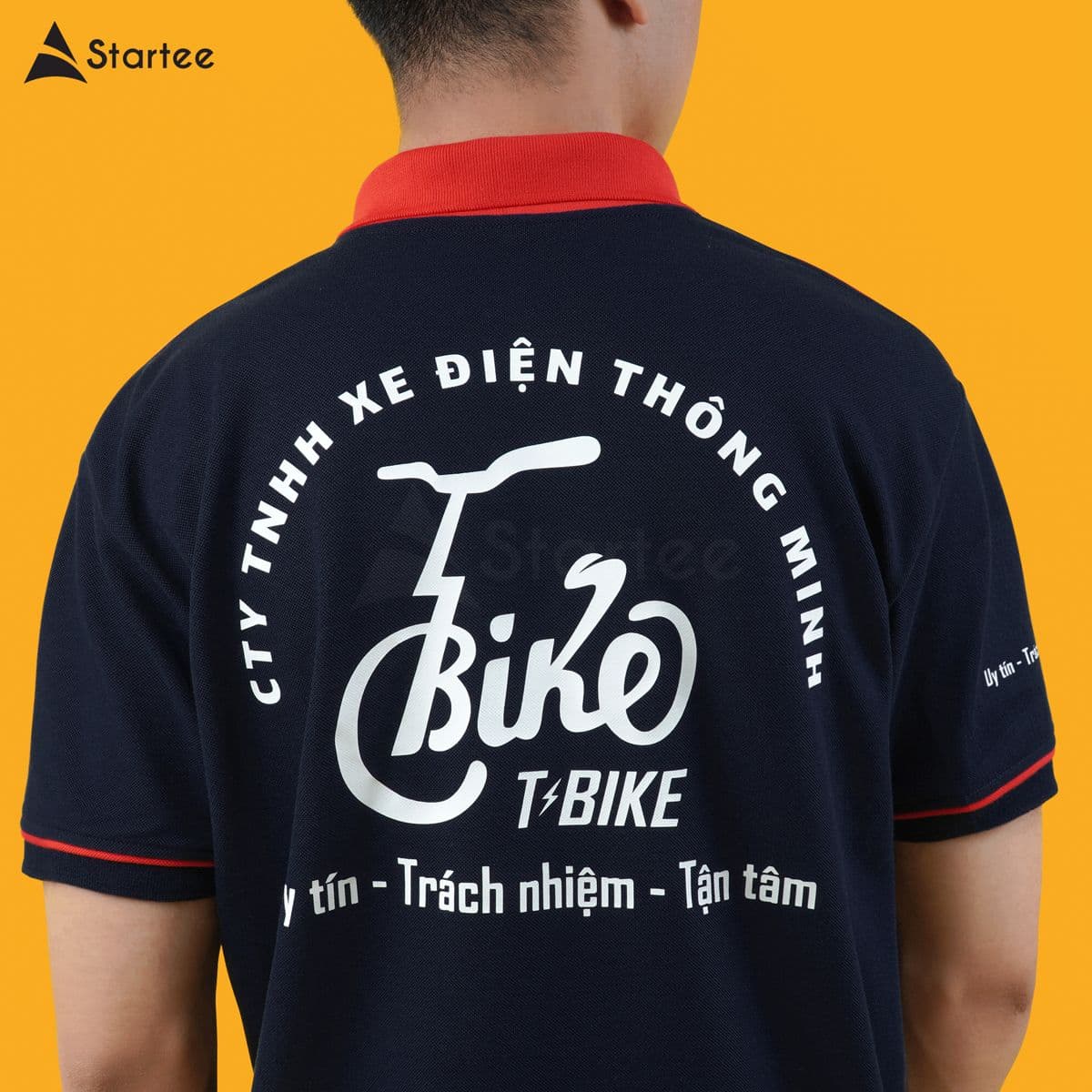 Mặt sau áo polo navy in logo và tên công ty xếp vòng cung
