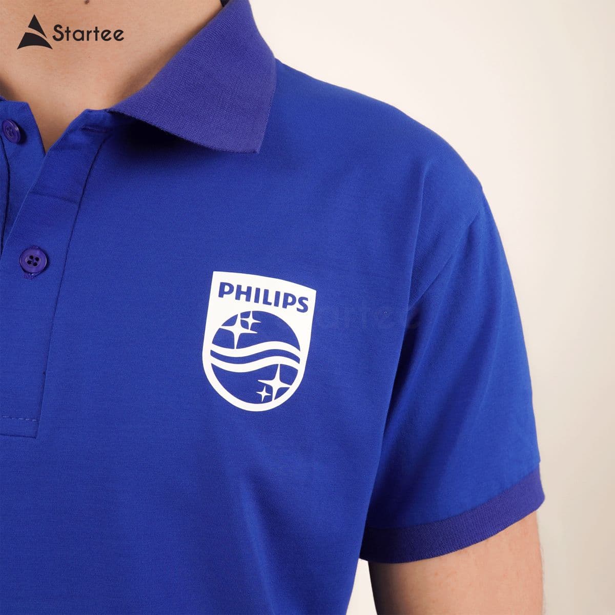Logo in màu trắng sắc nét trên ngực áo polo xanh