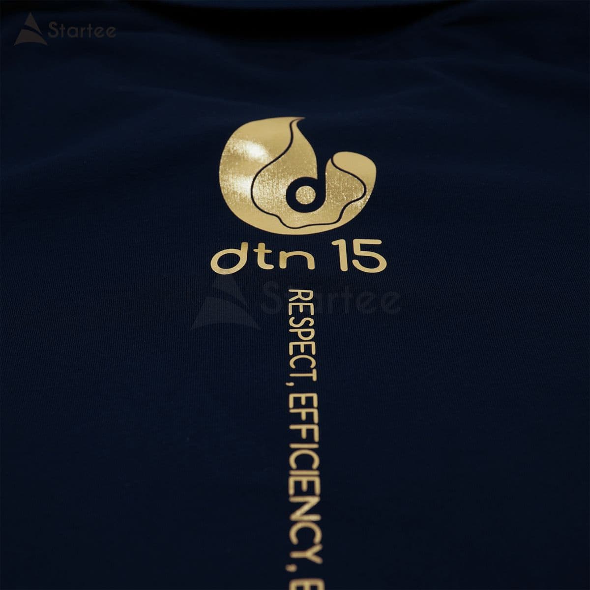 Logo hiệu ứng nhũ vàng trên áo polo navy