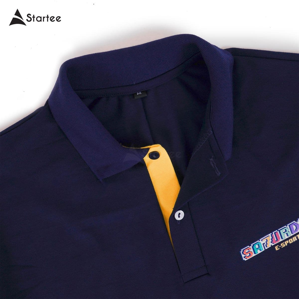 Cận cảnh nẹp áo polo phối màu vàng trên thân navy