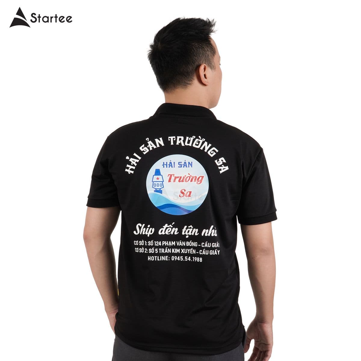 Mặt sau áo polo đen in tên và thông tin quán hải sản