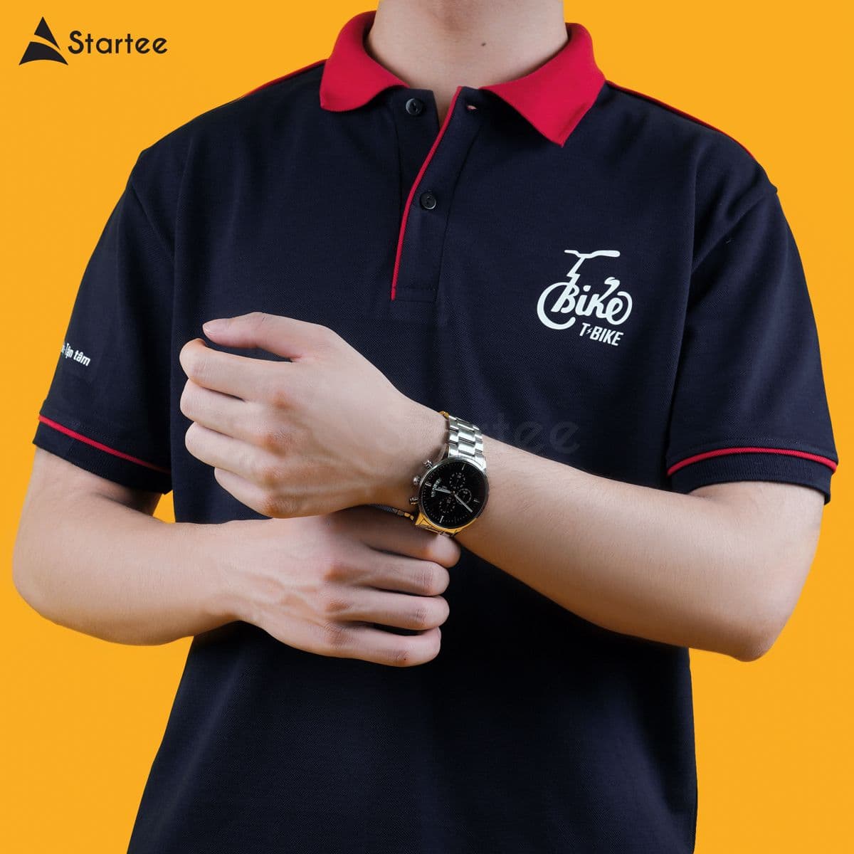 Áo polo navy phối cổ đỏ, logo nhỏ ở ngực