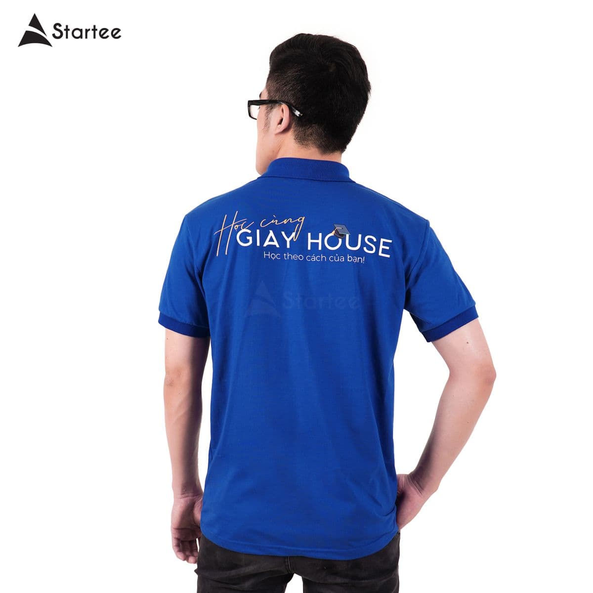 Mặt sau áo polo xanh dương in khẩu hiệu cỡ lớn