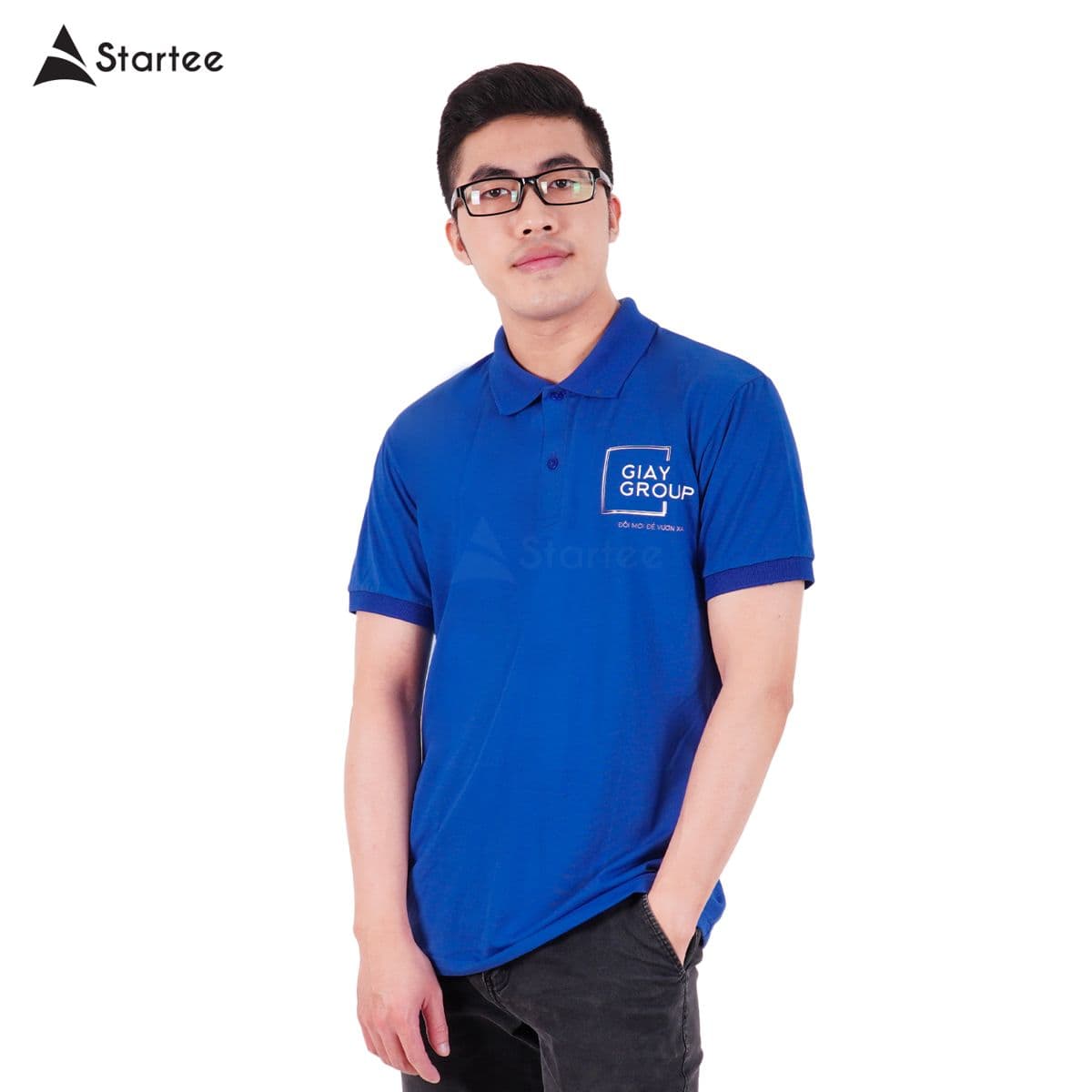 Áo polo xanh dương in logo nhỏ ở ngực của một trung tâm giáo dục