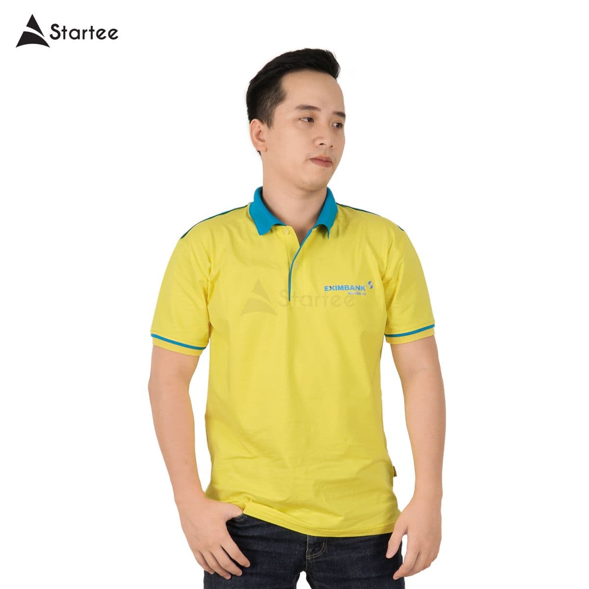 Nhân viên mặc áo polo đồng phục vàng phối cổ xanh