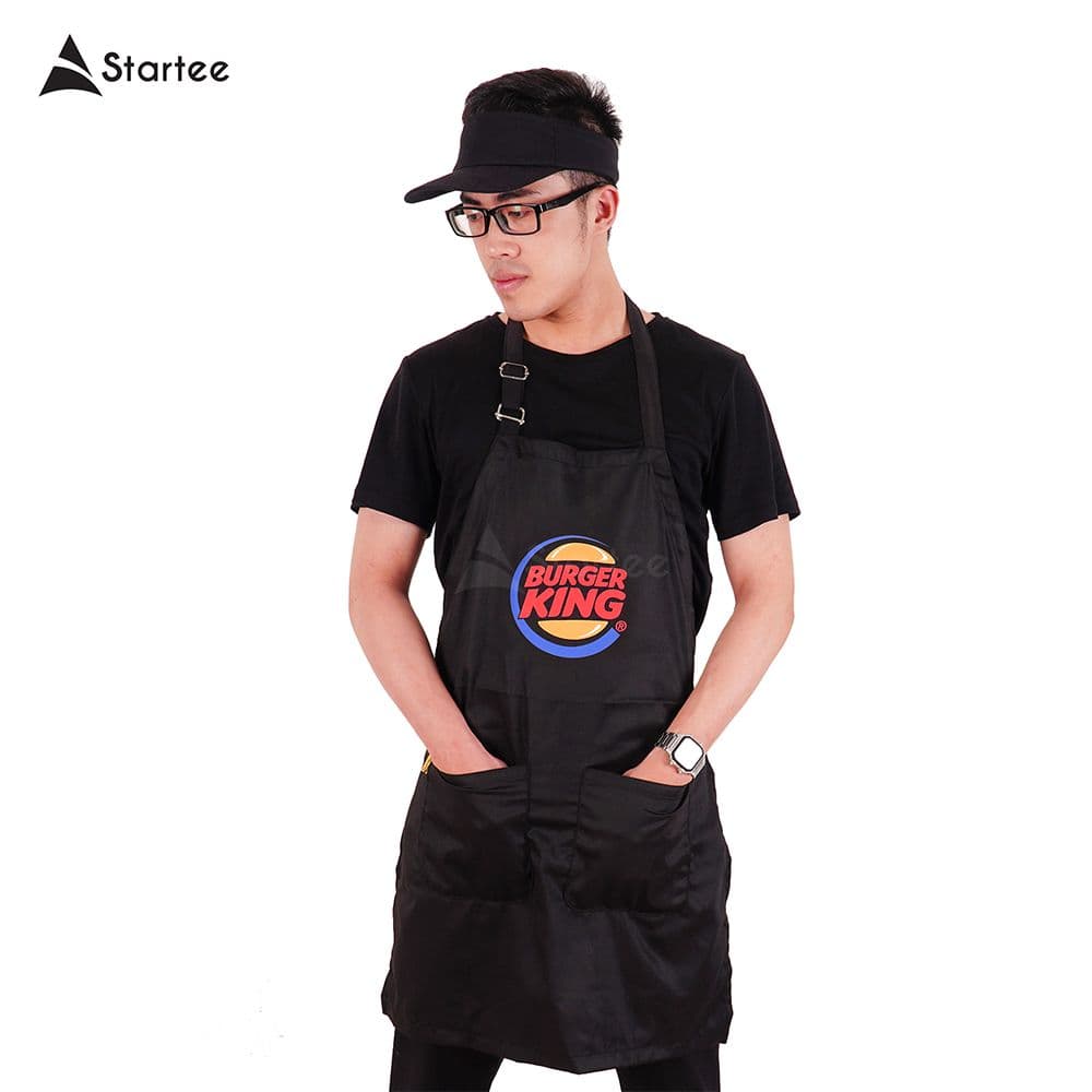 Nhân viên mặc tạp dề đen in logo